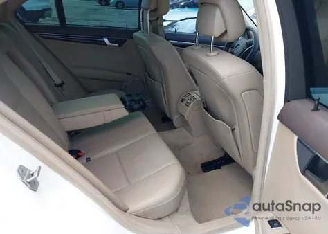 2014 Mercedes-Benz C 250 Sport z USA, uszkodzony, nr VIN WDDGF4HB7EG255937